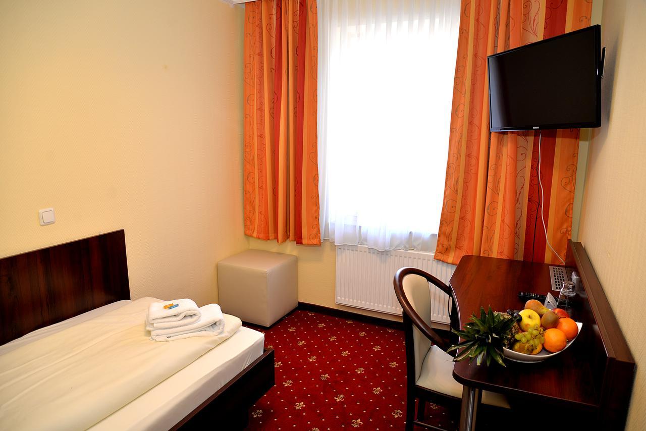 Single Room,642429801:JPEG